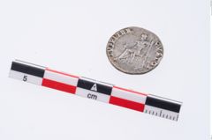 Etikett zu Bronzeösenringnadel (NHMW-PRAE-049386)